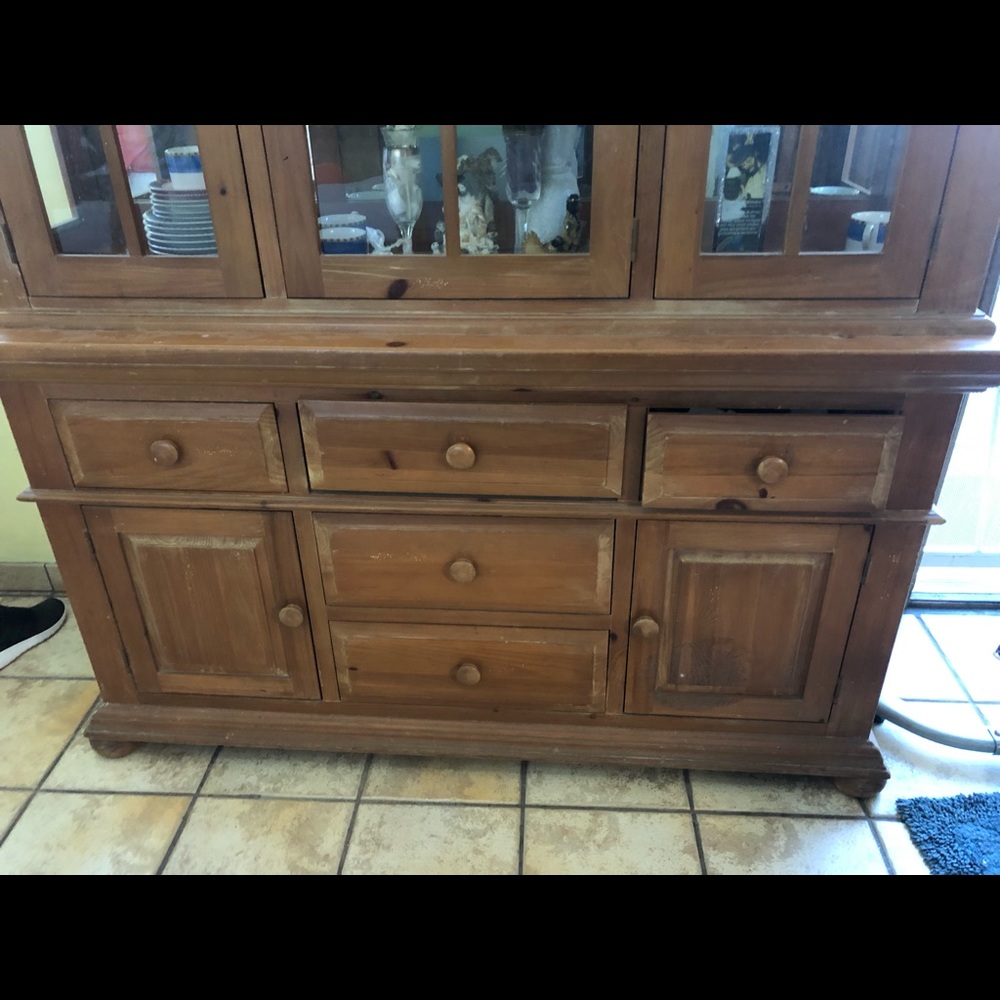Pine Broyhill Fontana China Cabinet - Picture 4 of 4
